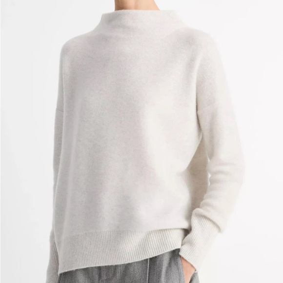 Vince light gray funnel neck plush cashmere sweater - Medium - Picture 3 of 8